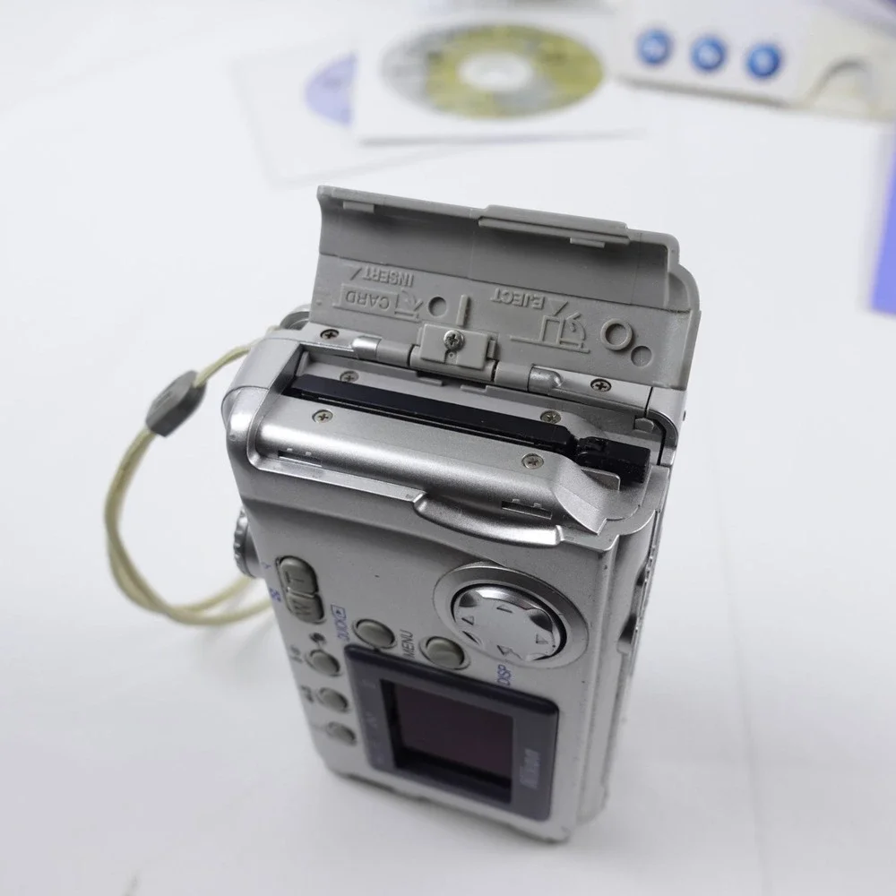 Nikon CoolPix E2000 2.0 Megapixel Digital Camera w/Memory Card Tested CIB
